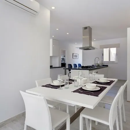 Contemporary, Luxury Penthouse In An Amazing Location *